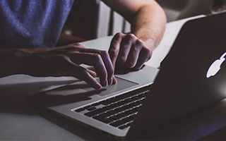 骨折受伤！利物浦中卫赛后遭种族歧视